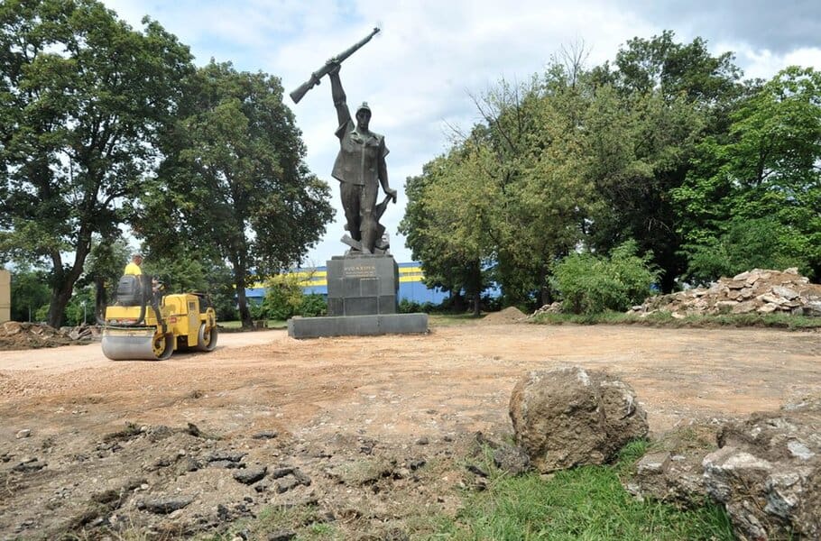 jucer su u tuzli poceli radovi na sanaciji parka kod bkc-a u kojem se nalazi spomenik husinskom rudaru
