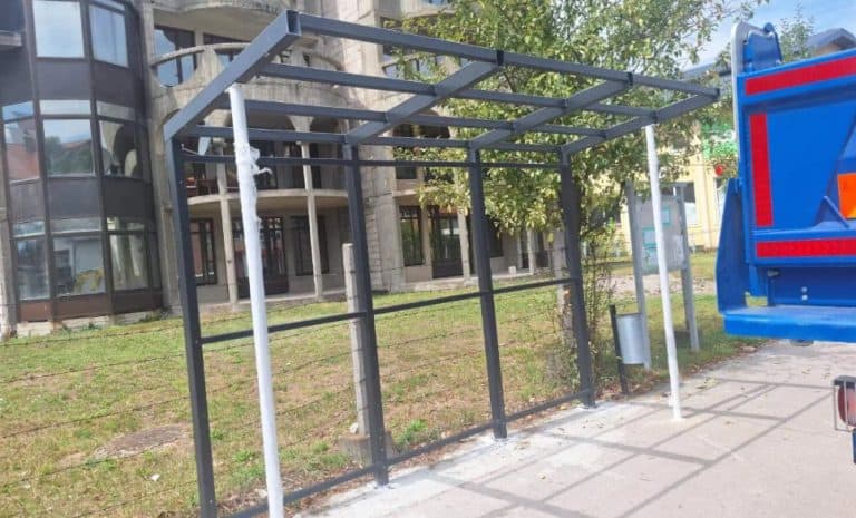 u tuzli pocelo postavljanje novih autobuskih stajalista