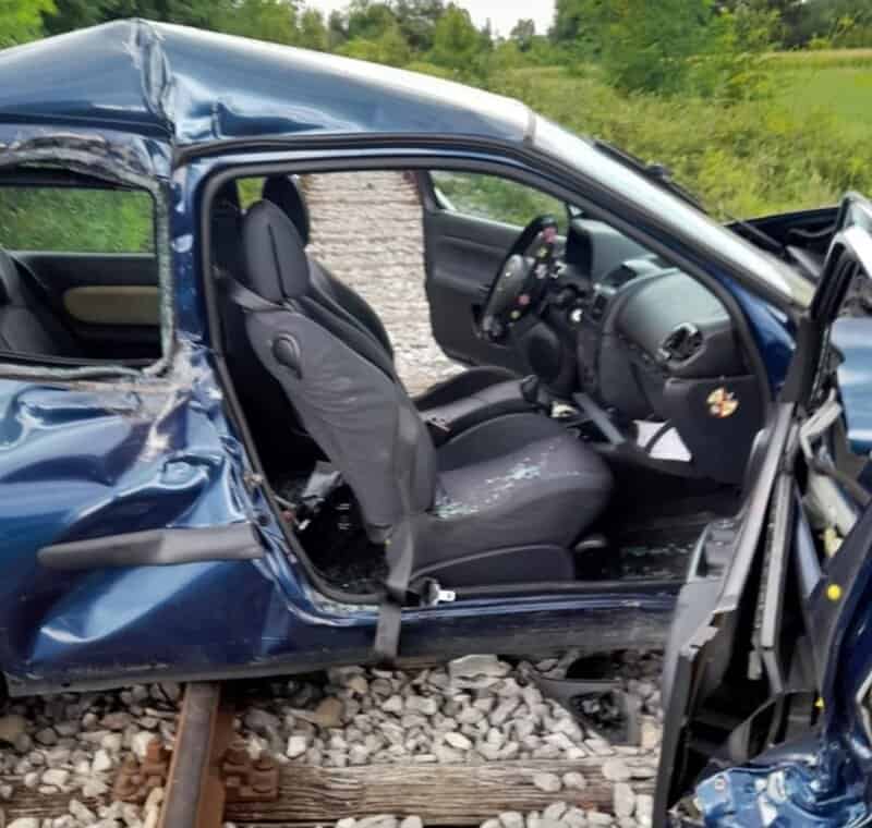 u poslijepodnevnim satima kod srebrenika tacnije na pruznom prelazu u srednjoj spionici voz zeljeznica fbih udario je u automobil nakon kojeg su dvije osobe povrijedjene