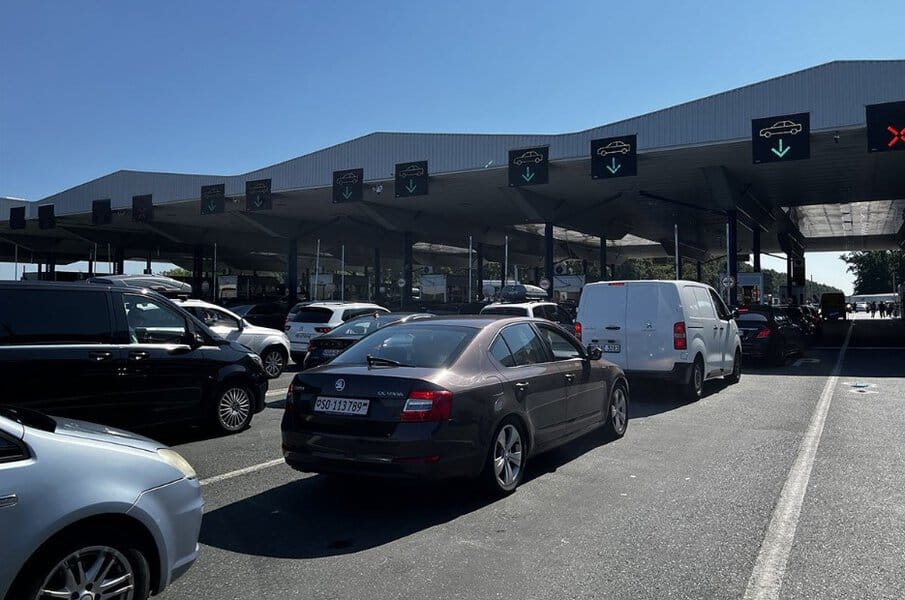 vozac iz bih probio rampe na grancinim prelazima hrvatske i srbije kod sremske mitorvice policija ga nakon potjere uhapsila