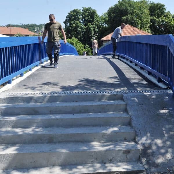 “Pasarela” u novom ruhu: Završni radovi na sanaciji Plavog mosta u Tuzli (Foto)