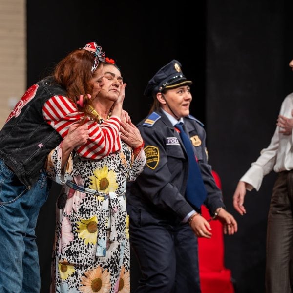 Narodno pozoriste, Zene u crvenom