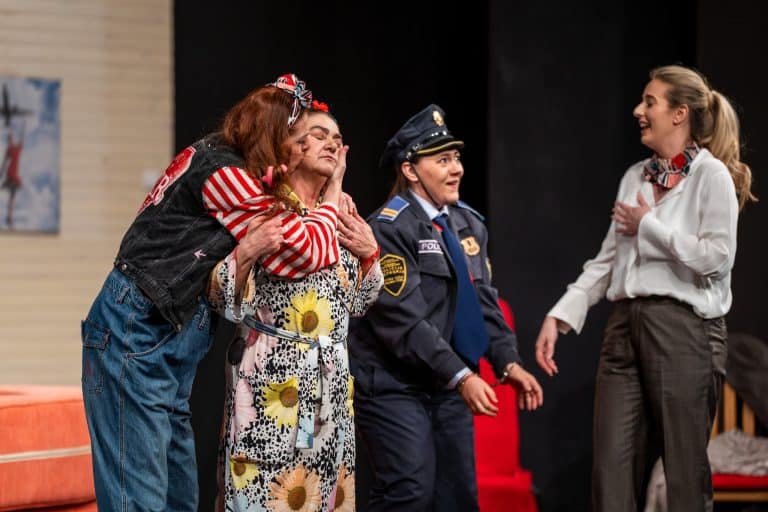 Narodno pozoriste, Zene u crvenom