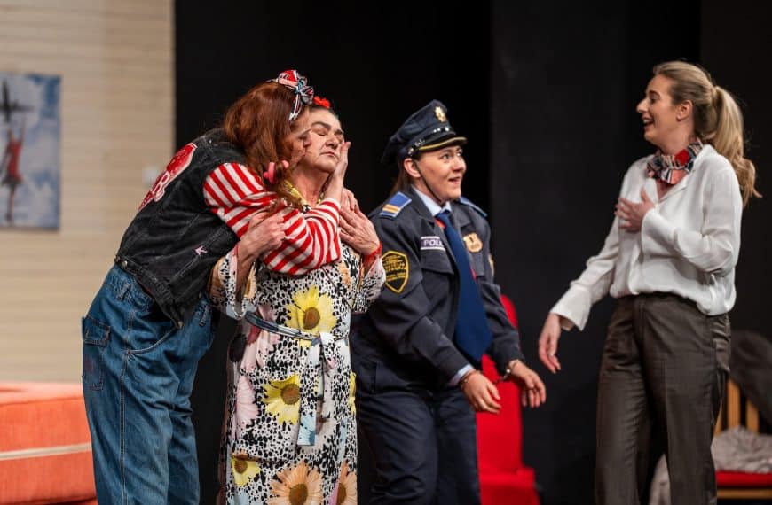 Narodno pozoriste, Zene u crvenom