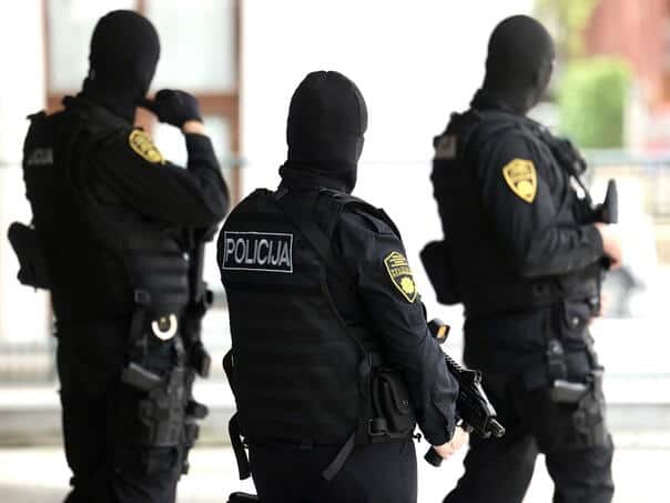 u velikoj policijskoj akciji pod nazivom kavez u kojoj ucestvuje vise policijskih struktura u toku su hapsenja clanova grupe panter u ks hnk i usk