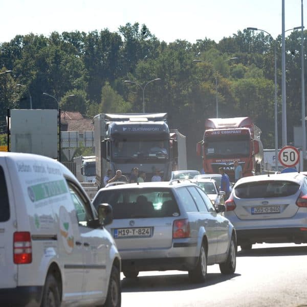 i jutros nastevljeni protesti prijevoznika u bih djelimicno blokirane sve znacajnije saobracajnice u zemlji