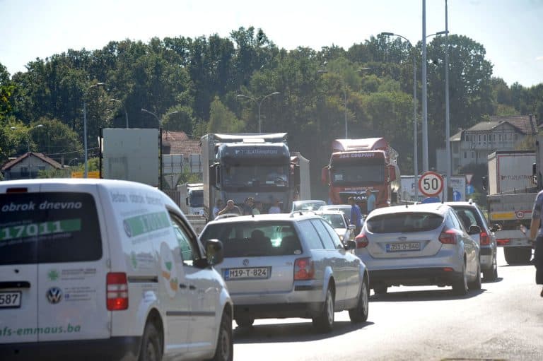 i jutros nastevljeni protesti prijevoznika u bih djelimicno blokirane sve znacajnije saobracajnice u zemlji