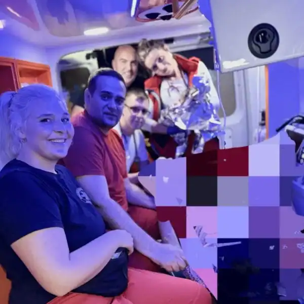 u vozili hitne pomoci tuzla uspjesno porodjena zena na zivot stigao zdrav djecak