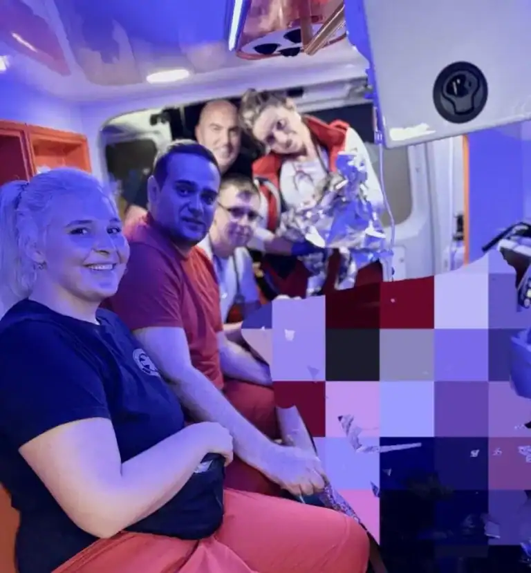 u vozili hitne pomoci tuzla uspjesno porodjena zena na zivot stigao zdrav djecak