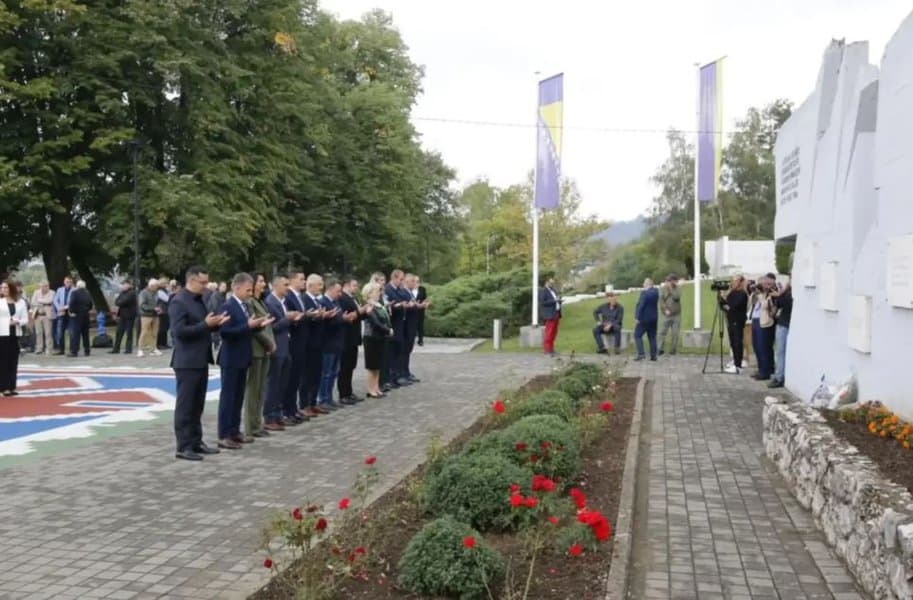 polaganjem cvijeca na spomen obiljezju slana banja i centralnom manifesatcijom svecanom akademoijom u bkc tk obiljezena 33 godisnjica 2 korpusa arbih
