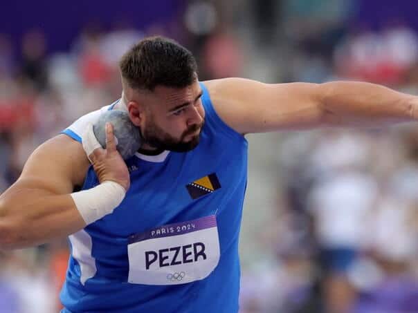 mesud pezer se nije uspio kvalifikovati u finalni turnir za bacace kuglena sp u tokiju nakon sto je imao prestupe nakon sva tri nastupa u kvalifikacijama