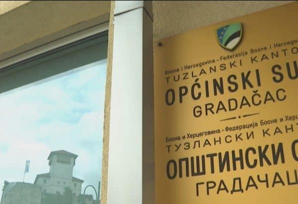 opcinski sud u gradaccu odredio jednomjesecni opritvor muskarcu osumnjicenom za uhodjenje i prijenje djevojci putem drustvenih mreza