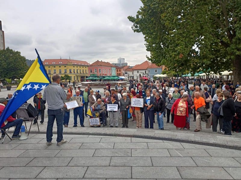penzioneri u tuzli odrzali jos jedne proteste u nizu porucili da nece odustati od svojih zahtjeva