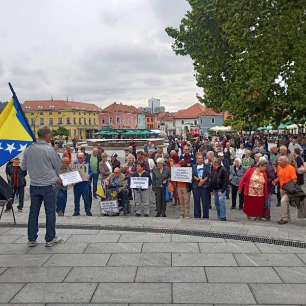 penzioneri u tuzli odrzali jos jedne proteste u nizu porucili da nece odustati od svojih zahtjeva