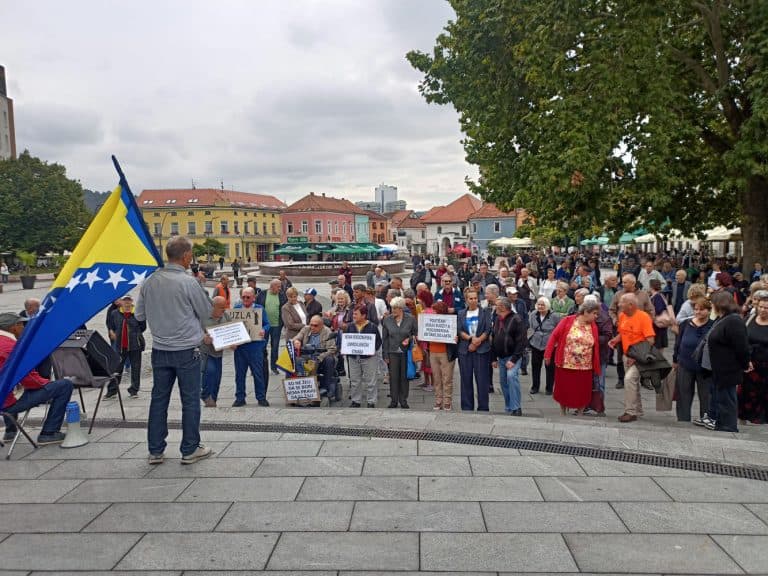 penzioneri u tuzli odrzali jos jedne proteste u nizu porucili da nece odustati od svojih zahtjeva