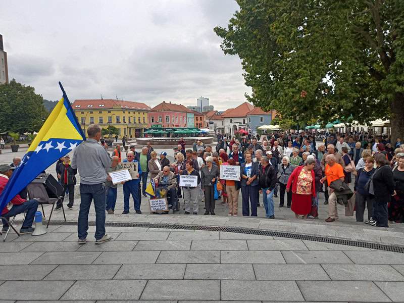 penzioneri u tuzli odrzali jos jedne proteste u nizu porucili da nece odustati od svojih zahtjeva