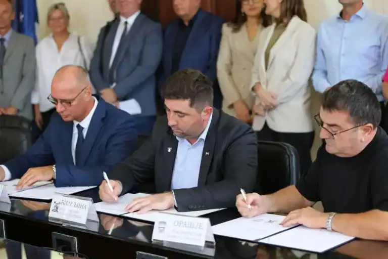 danas je u gradskoj upravi bijeljina potpisan sporazum o saradnji orasja tuzle i bijeljine u oblastima turizma kulture infrastrukturnih projekata zelene