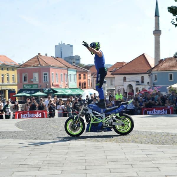 Adrenalin na Trgu slobode: Spektakularni stunt show Dejana Špoljara oduševio Tuzlake (Foto)