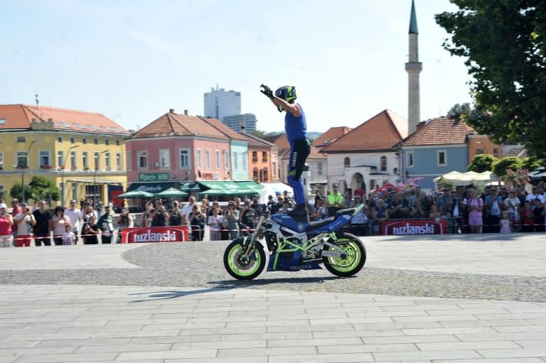 shut sow dejana spoljara u sklopu bike fest panonika na trgu slobode u tuzli