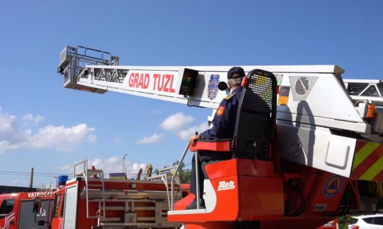 grad tuzla i profesionalna vatrogasna jedinica tuzla nabavili specijalno vatrogasno vozilo sa ljestvama dosega u visinu od 32 metra