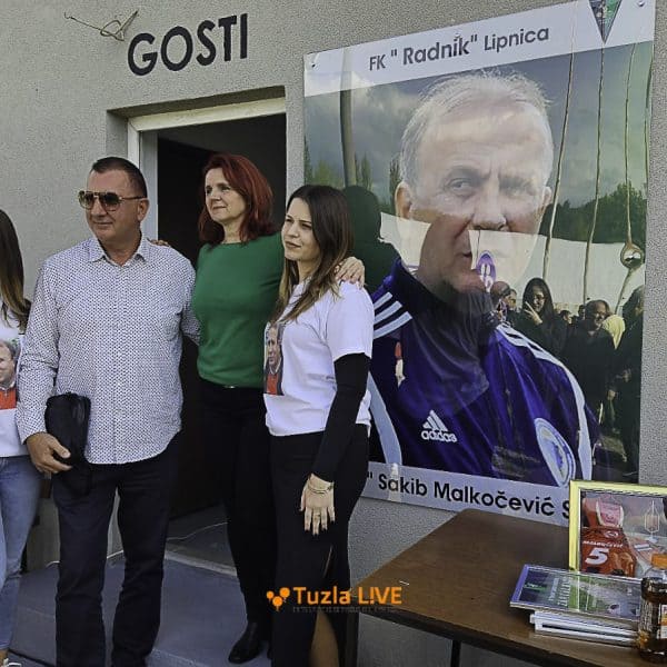 Stadion Radnika u Lipnici od danas nosi ime ‘Sakib Malkočević Sok’, u revijalnoj utakmici blistale ‘Zvijezde bh. fudbala’ (Foto/Video)