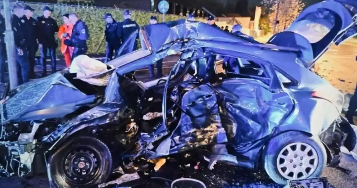 Stravične fotografije automobila u kojem je poginula tročlana porodica