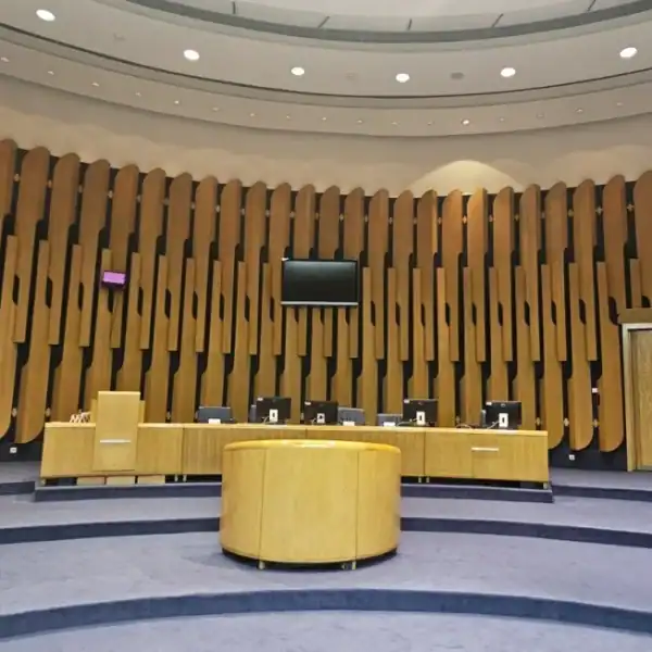 Antidržavni skandal u državnom Parlamentu – Zastave BiH iznesene, grb prekriven