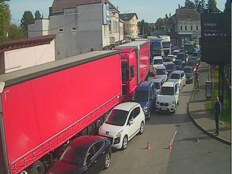 na granicnim prelazima na izlazu iz bih zabiljezene duge kolone vozila