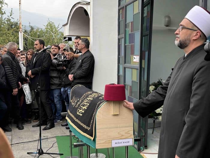halid beslic ukopan na sarajevskom groblju bare veliki broj ljudi ga ispratio na vjecni pocinak