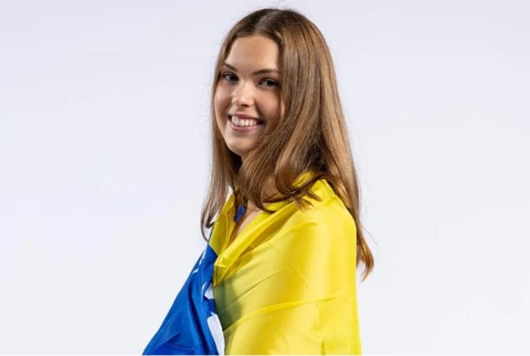 lana pudar zapocela karijeru u sad pozirala ogrnuta zastavom bih