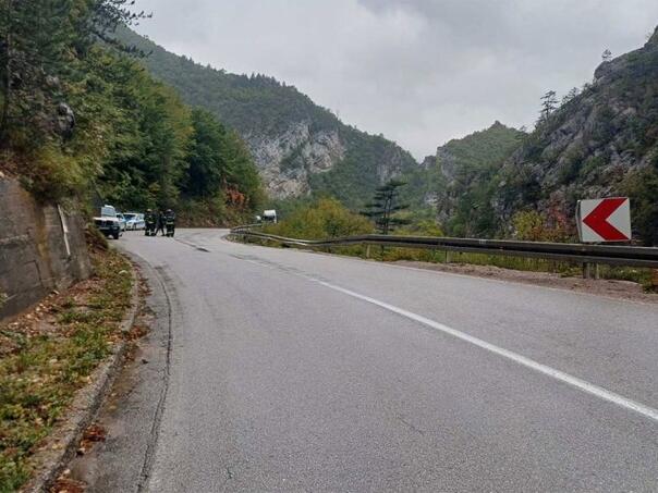 u teskoj saobracajnoj nerseci kod visegrada pogunule dvije zenske osobe automobilom sletjele u provaliju