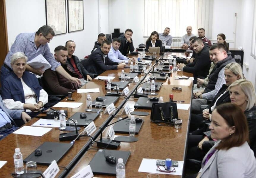 u ministarstvu prostornog uredjenja i zastite okolice tk potpisani su ugovori sa preduzecima koja ce izgraditi solarne elektrane