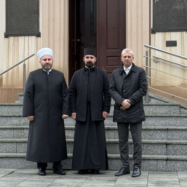 predstavnici iz tuzla posjetili svestenika spc nakon sto su mu upucene prijetnje