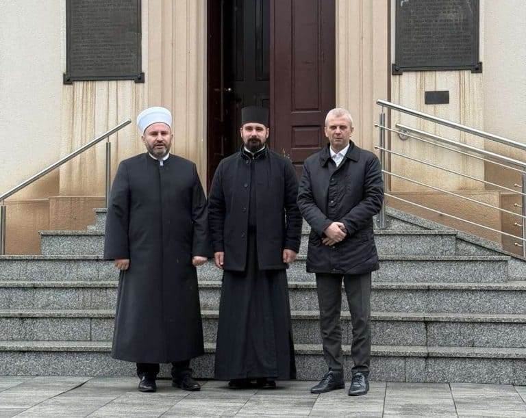 predstavnici iz tuzla posjetili svestenika spc nakon sto su mu upucene prijetnje