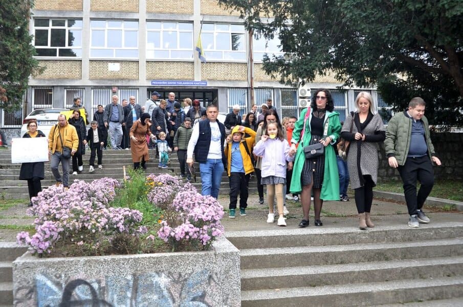 u tuzli protestovali roditelji djece s autizmom kao razlog navode nesigirnost na nastavi