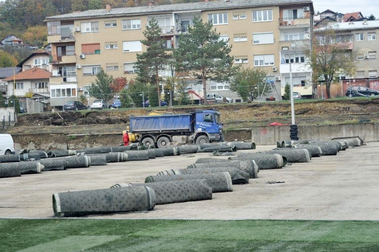 u toku je sanacija u uredjenje pomocnig terena stadiona tusanj rokovi predvidjeni za zavrsetak radova su 90 kalendarskih dana