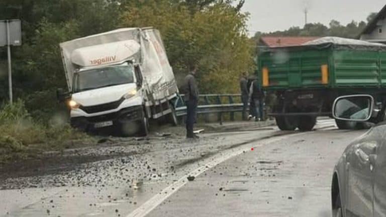 u potpunosti je obustavljen saobracaj na putu zivinice - banovici zbog sudara dva kamiona