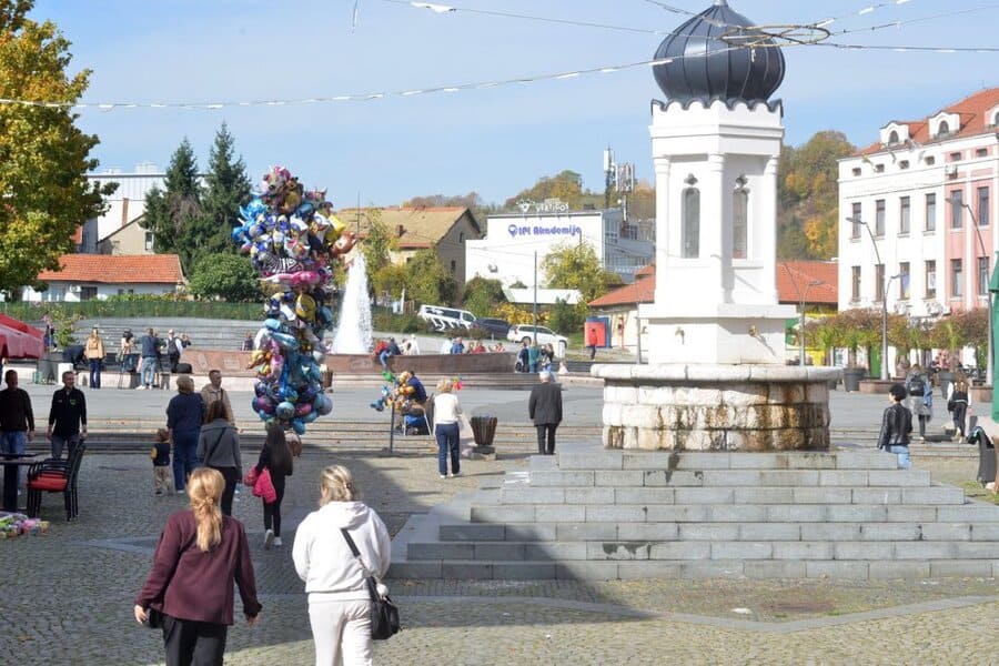u jutarnjim satima u bih se ocekuje oblacno vrijeme uz slabu kisu i lokalne pljuskove dok ce tokom dana doci do razvedravanja i suncanih intervala