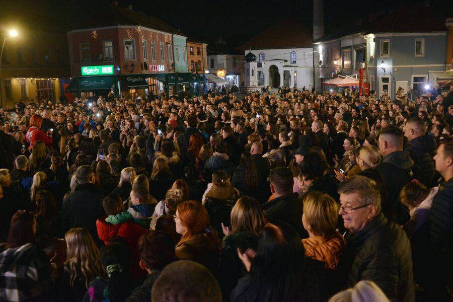 veliki broj tuzlaka okupio se veceras na trgu slobode kako bi uz pjesmu odali pocast legendarnom pjevacu halidu beslicu