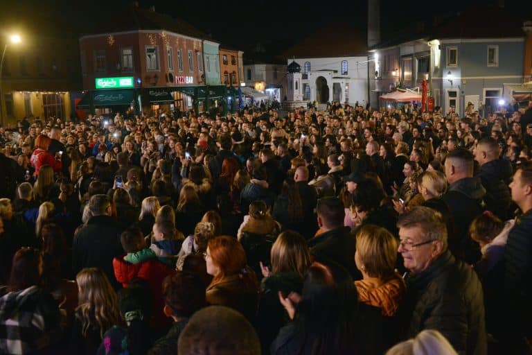veliki broj tuzlaka okupio se veceras na trgu slobode kako bi uz pjesmu odali pocast legendarnom pjevacu halidu beslicu