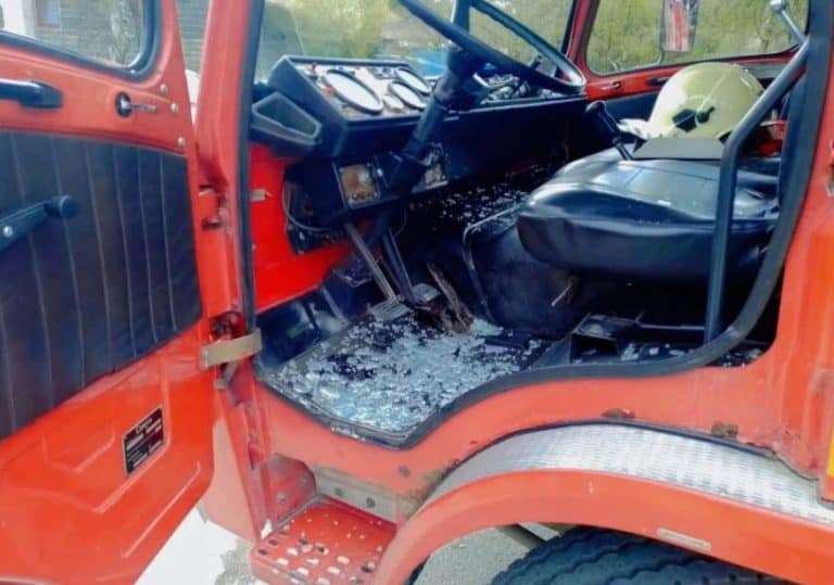 dva vatrogasca koja su dosla na teren nakon dojave o pozaru napadnuta u gracanici jedan zadobio povrede koje su mu konstatovane na uklc tuzla