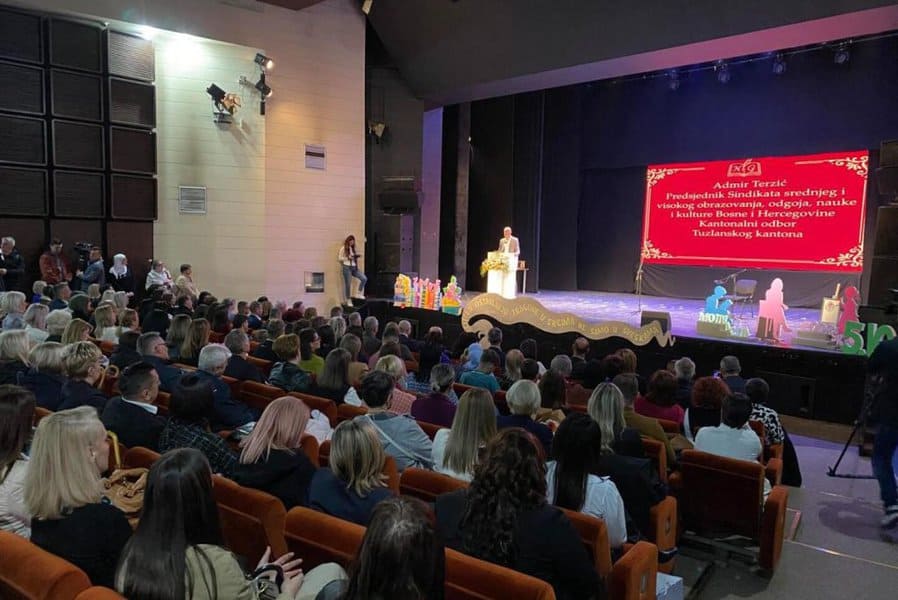 u tuzli obiljezen medjunarodni dan ucitelja