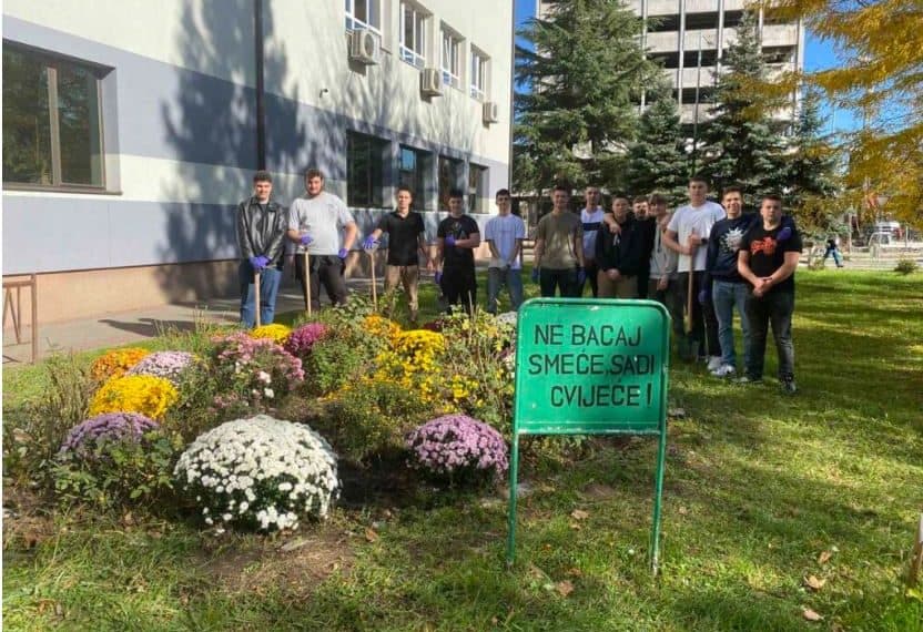 Lijep primjer i ostalima: Učenici Elektrotehničke škole uredili školsko dvorište