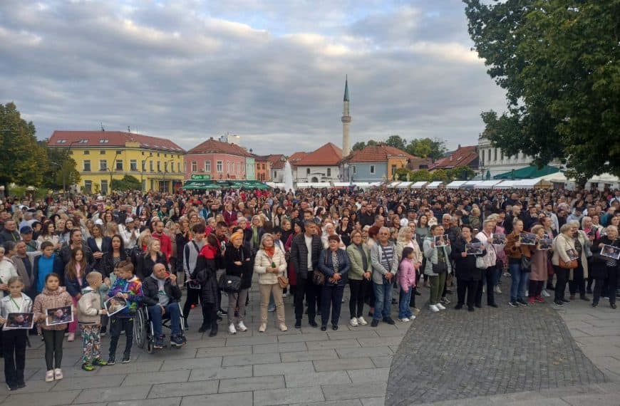 Tuzlaci se drugi put oprostili od Halida Bešlića (Foto/Video)
