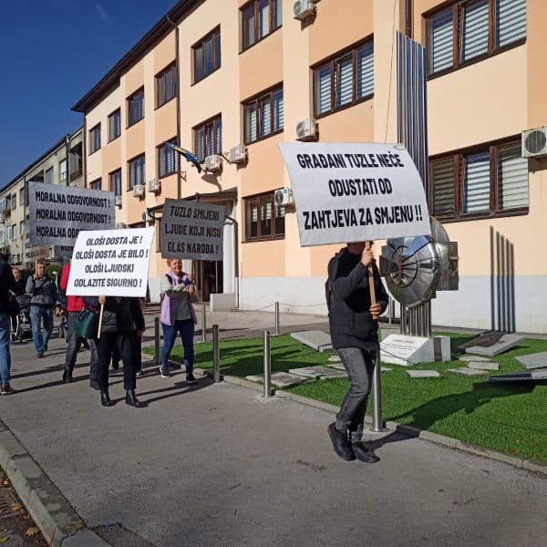 Od danas svakodnevni mirni protesti ispred MUP-a TK