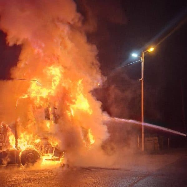 Noćna intervencija: Vatrogasci gasili požar na kamionima u Mihatovićima