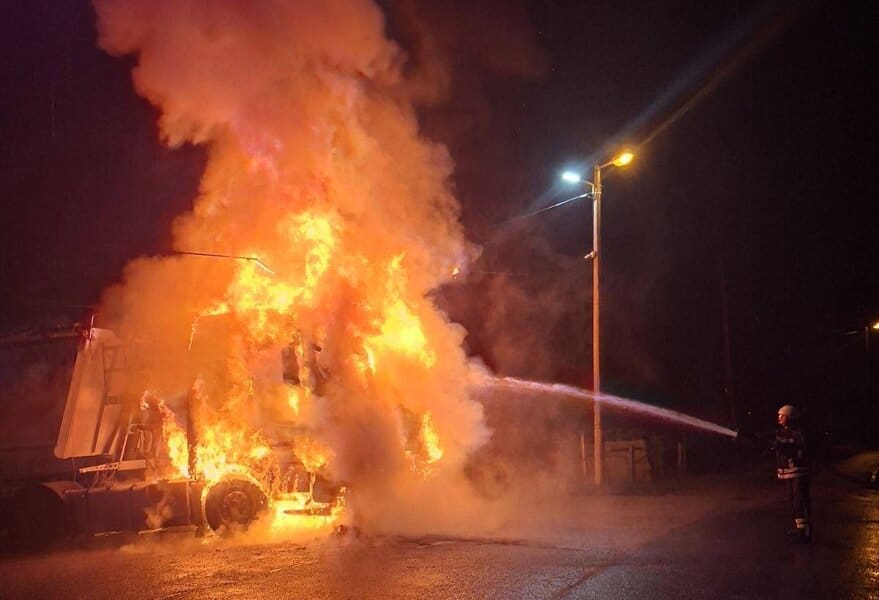 Noćna intervencija: Vatrogasci gasili požar na kamionima u Mihatovićima