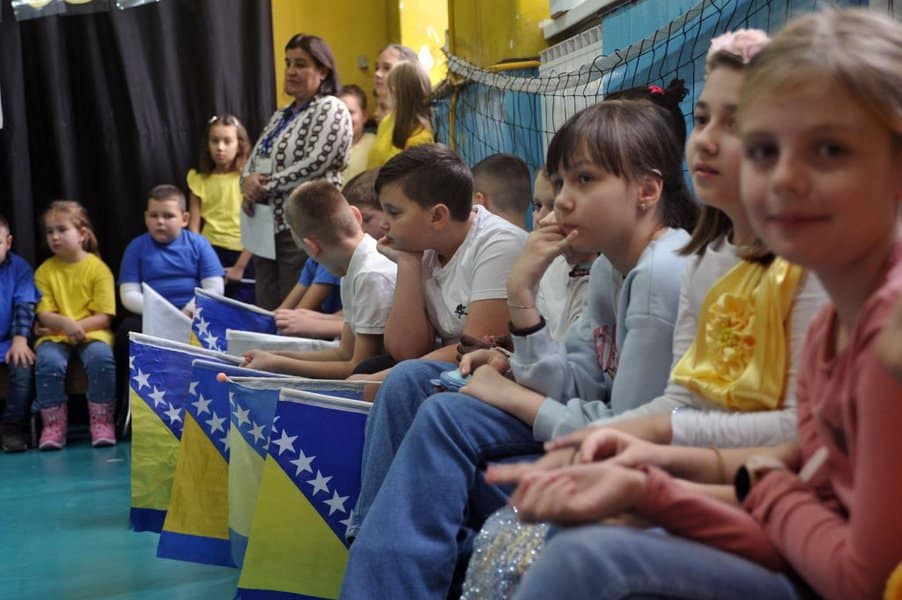 ucenici os miladije podrucna skola solana uprilicili priredbu podom dana drzavnosti bih