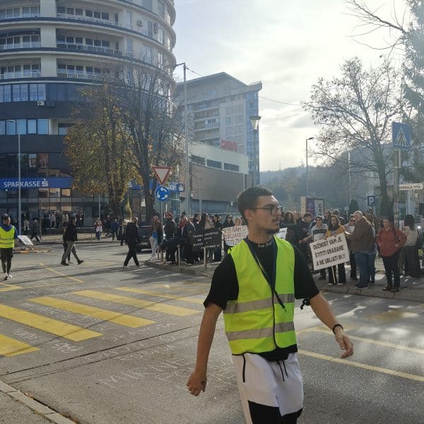 Građani se okupili ispred zgrade MUP-a TK: Poručili, dosta je šutnje! (Foto)
