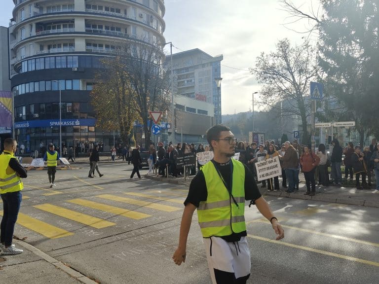 gradjani tk i danas su izasli na mirni protest ispred zgrade mup-a tk nakon slucaja policajaca i sluzbenika u kantonu koji su podvodili maloljetne djevojcice i tragicnog pozara u domu penzionera tuzla u kome je stradalo 15 sticenika ove ustanove